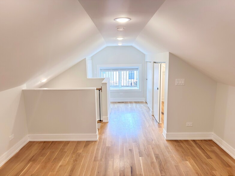 Building Photo - 858 N Paulina St