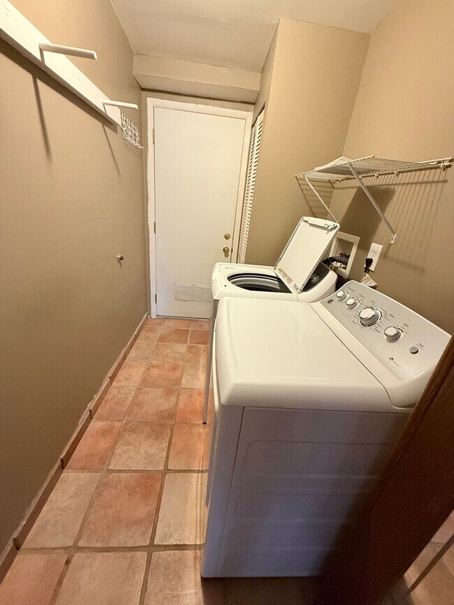 Building Photo - House For Rent