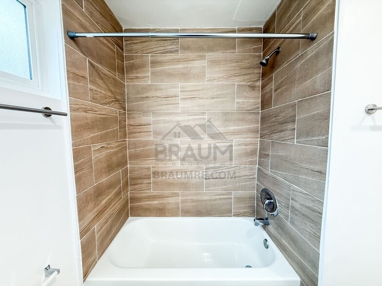 Building Photo - 6039 Whitsett Ave