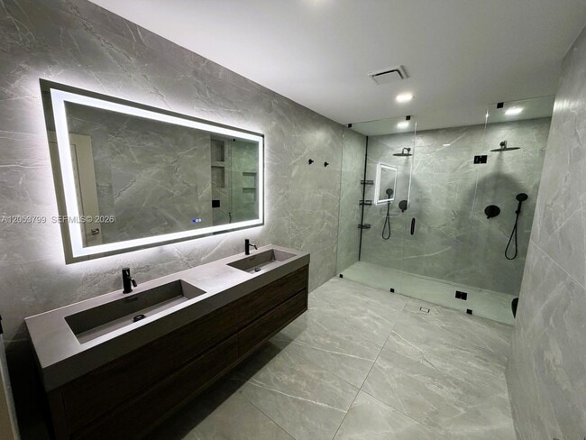 Building Photo - 10950 SW 40 Ct