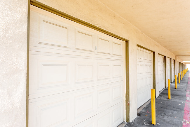 Garages - Kenyon Pointe