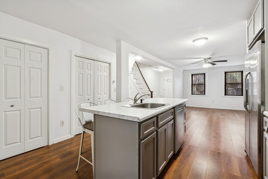 Building Photo - 591 Bramhall Ave