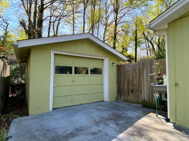 Building Photo - Fully Furnished Home with Fenced Yard