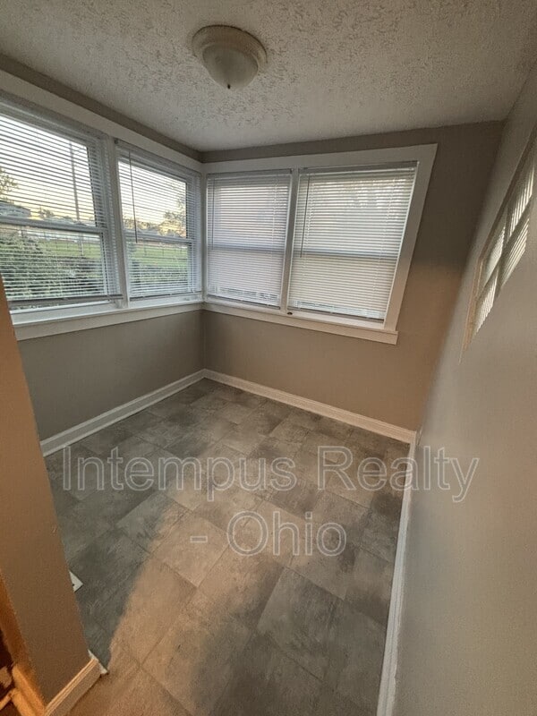 Building Photo - 692 S Wheatland Ave