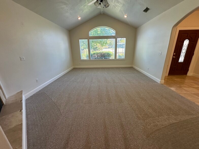 Building Photo - 818 Solano Cir