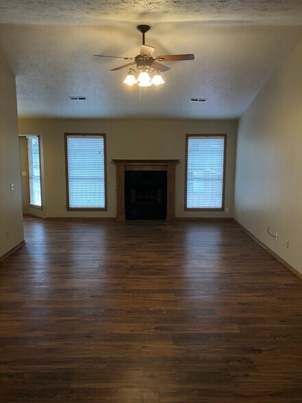 Building Photo - 653 Walnut Ridge St