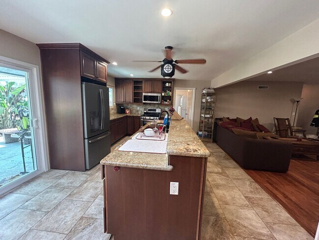 Building Photo - RURAL CHARM ON TOP OF THE HILLS IN VISTA
