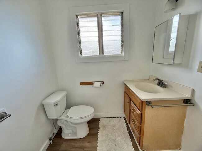 Building Photo - 3 Bedroom / 2 Bathroom Home with large yar...