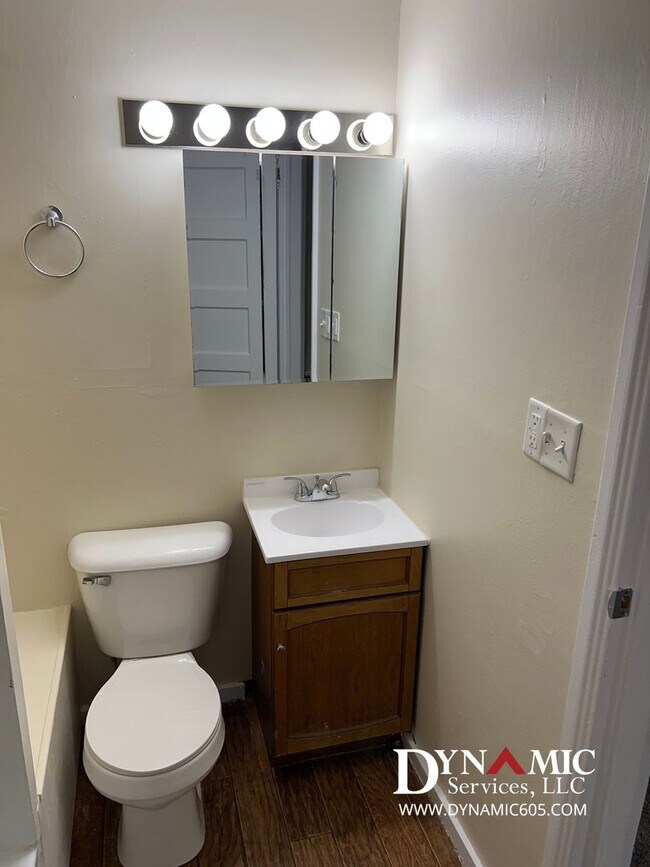 Building Photo - 2425 S Norton Ave