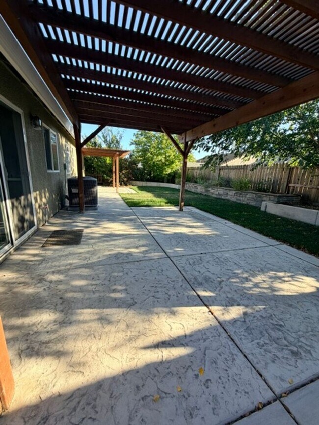 Building Photo - Beautifully Remodeled 4 Bedroom, 2 Bath Home in Desirable Elk Grove Neighborhood