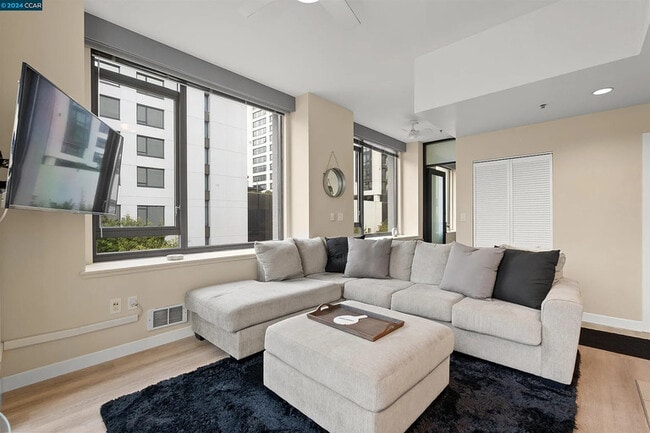 Building Photo - 372