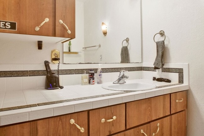 Building Photo - Preleasing Now! Available early August! 7 Bed, 2.5 Bath House!