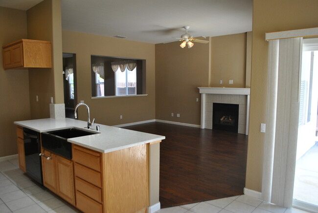 Building Photo - Gorgeous home in Springfield at Whitney Oaks