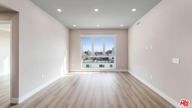 Building Photo - 927 Fedora St