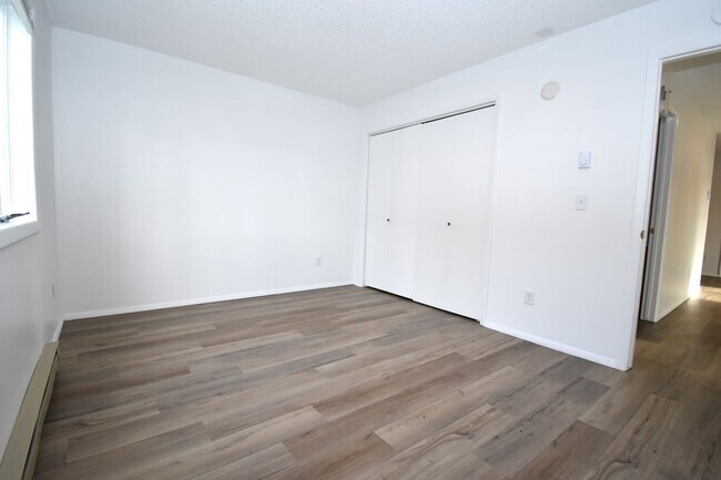 Building Photo - Great centrally located 2nd floor, 2 Bedroom 1 Bathroom apartment!