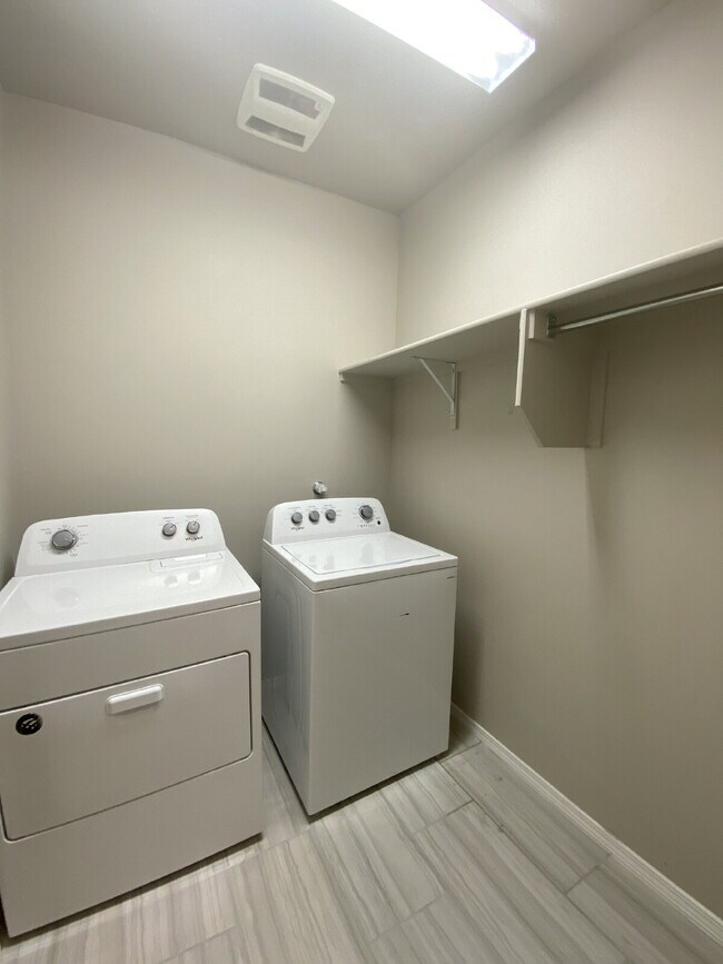 Building Photo - Single story 4BR/2Bath/Open Floor Plan/1907 Sqr Ft