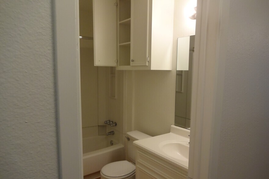 Building Photo - 901 Ken St