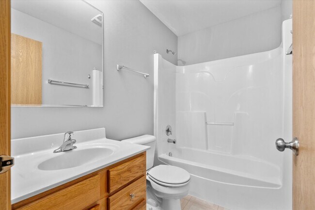 Building Photo - 484 Majestic Ln