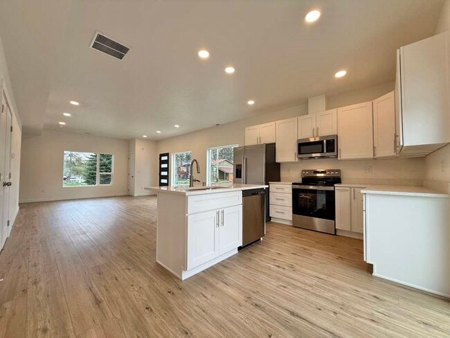 Building Photo - 3925 E 32nd Ave