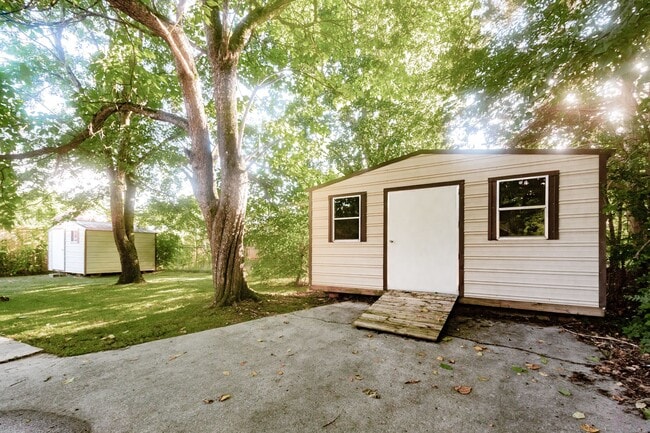 Building Photo - 609 Marguerite Dr NW