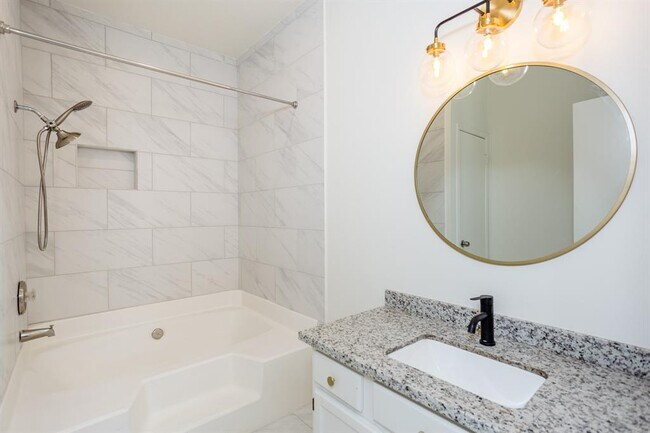 Master Bath - 3780 Tanglewilde St