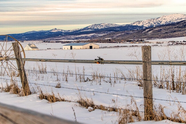 Building Photo - 1330 Larsen Ln