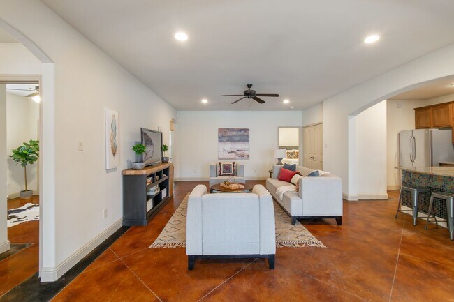 Building Photo - * MOVE IN SUMMER 7/25/2027 * 5 Bed 3 Bath, Walk to TCU, Free Monthly Light Housekeeping