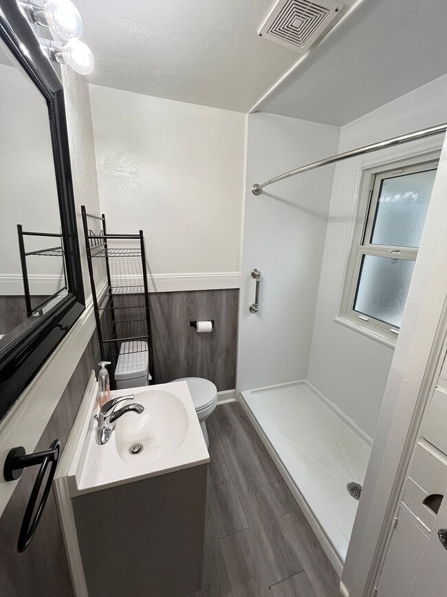 Building Photo - Spacious 1 bed 1 bath