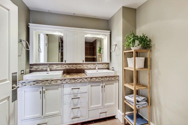 Building Photo - 1735 W Diversey Pkwy