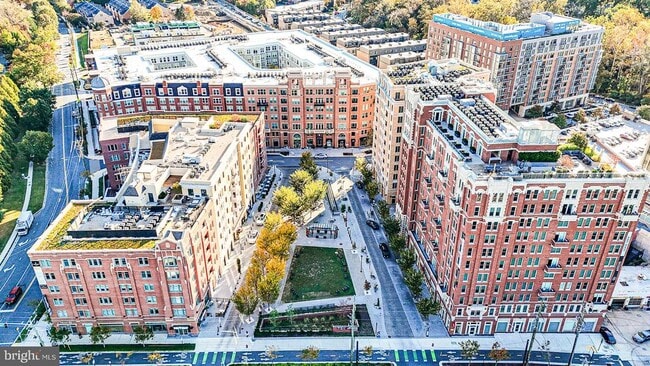 Building Photo - 3535 Chevy Chase Lake Dr