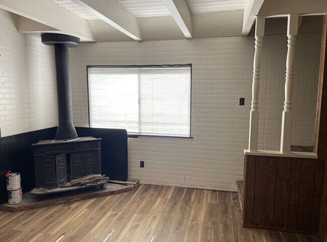 Building Photo - Charming Mountain Cabin with Loft in Lake of the Woods – $200 Move-In Special!