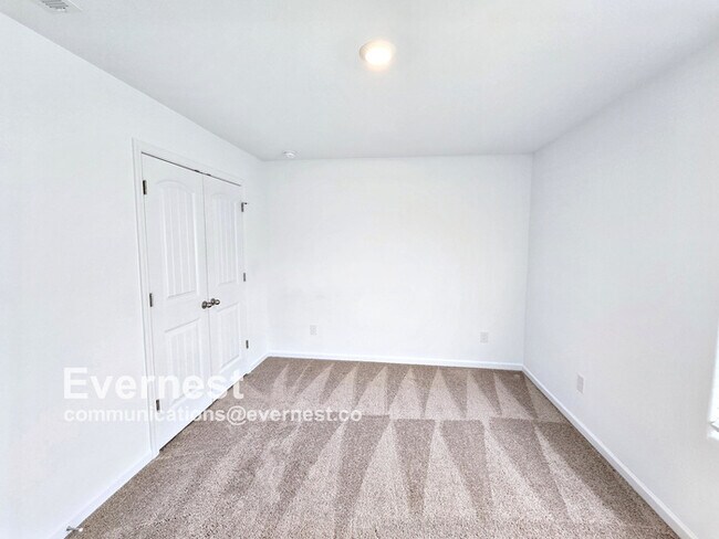 Building Photo - Spacious 3 Bed, 2.5 Bath Home with Attached Garage / Pet-Friendly / Vouchers Accepted / Available...