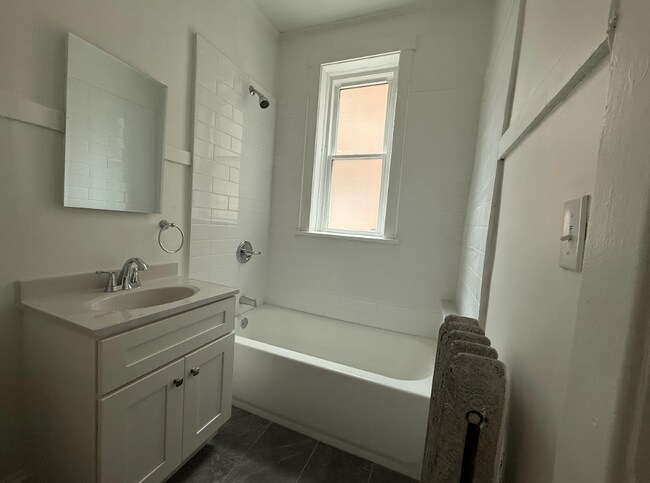Building Photo - ?? Cozy 1BR Retreat in Hyde Park – Heat & ...