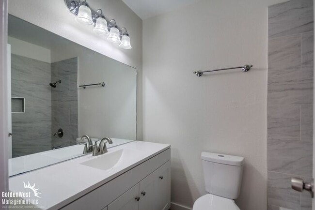 Building Photo - Charming 4Bdm 2Ba Home and Private Patio i...