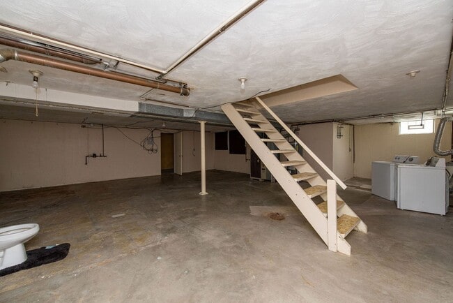Building Photo - WESTWOOD-4 BEDROOM 2 BATH WITH OPEN FLOOR ...