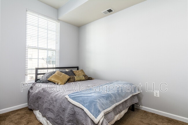 Building Photo - 4519 Foster Ave