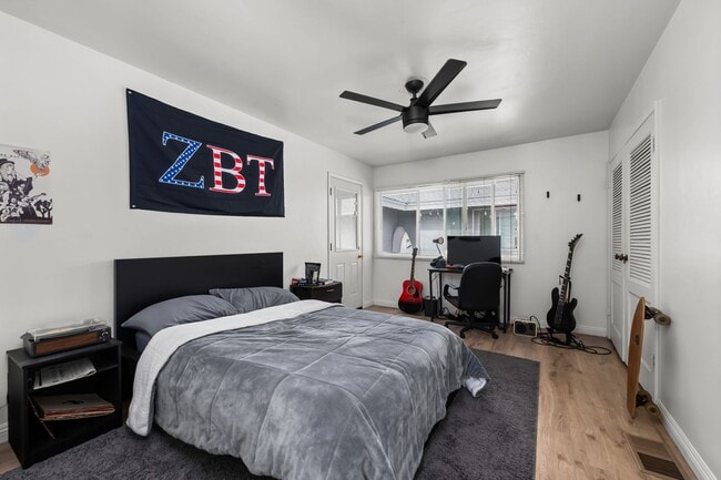 Building Photo - 2 kitchens + no back house!