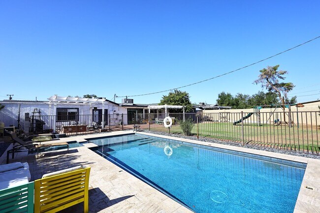 Building Photo - Fully Furnished Remodeled 4 Bedroom / 4 Bathroom Home with spacious back yard & pool in Central P...