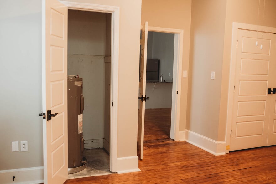 Building Photo - 529 E Washington St