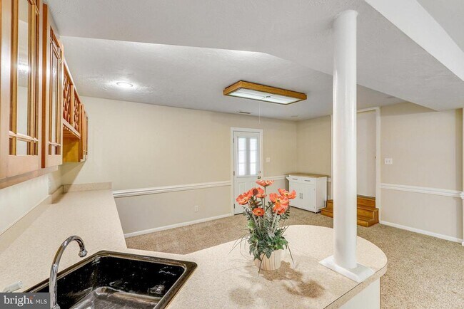 Building Photo - 1023 Westbriar Dr NE