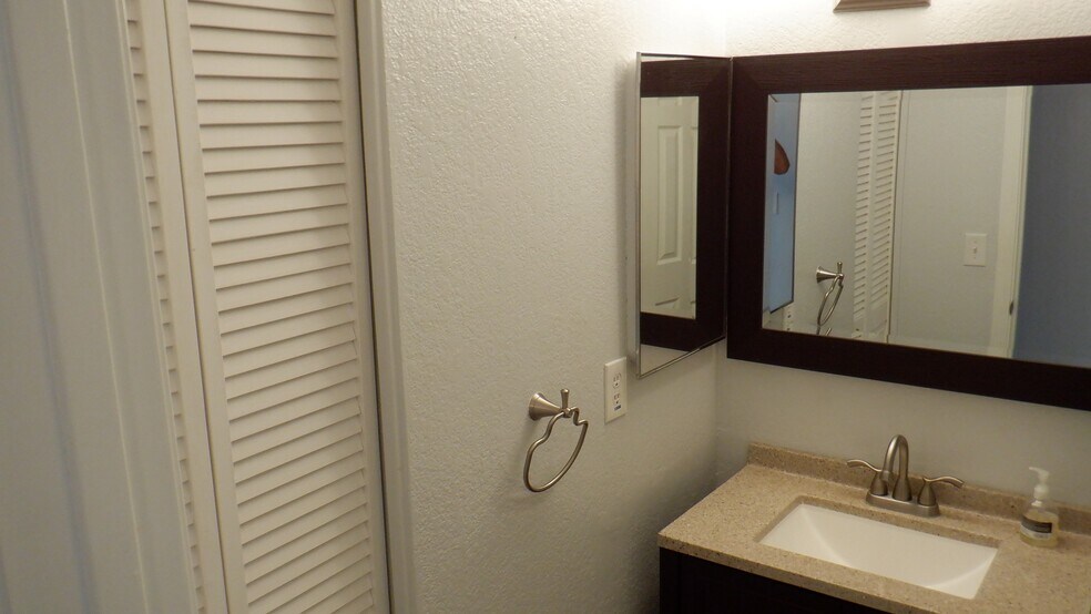 Building Photo - 712 N Santa Barbara #16