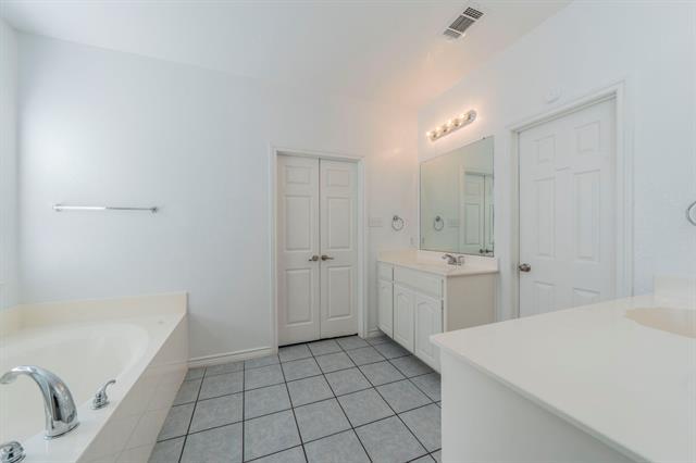 Building Photo - 7042 Hedgebrook