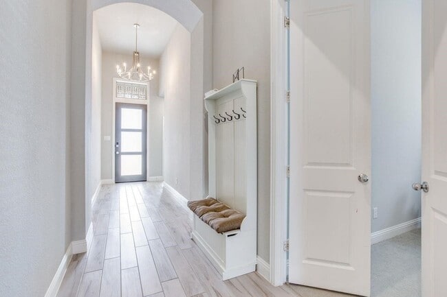 Building Photo - 905 Lady Bird Dr