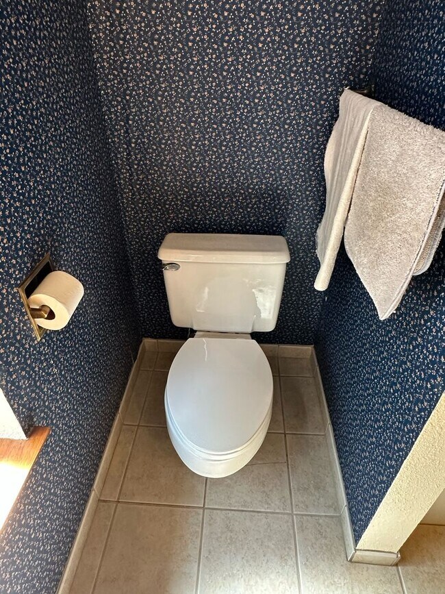 Building Photo - 475 E Mercedes Ave