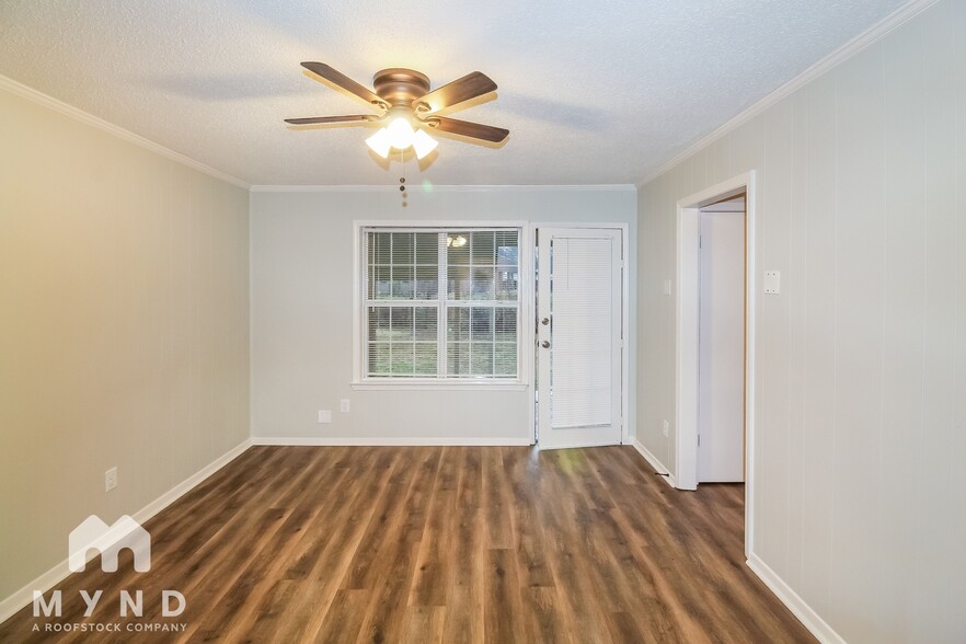 Building Photo - 6340 Greenbriar Dr
