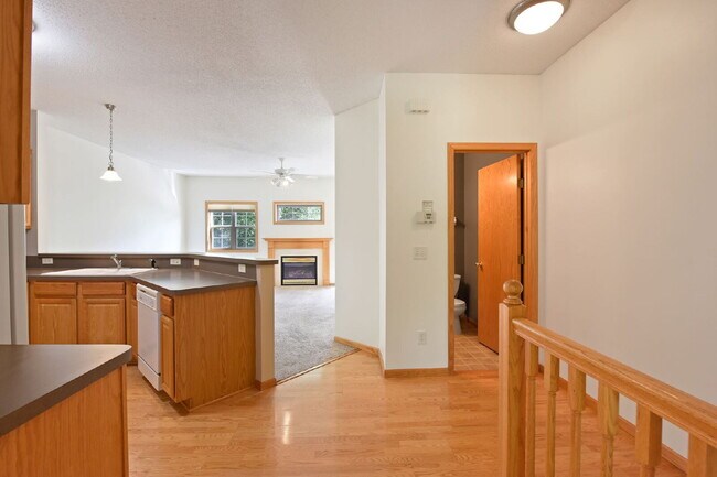 Building Photo - Charming 2-Bed Townhouse in Wayzata with Hardwood Elegance & Cozy Fireplace!