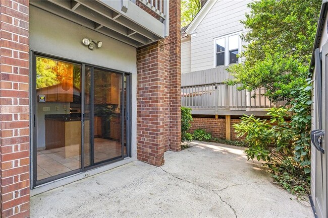 Building Photo - 648 Cleburne Terrace NE