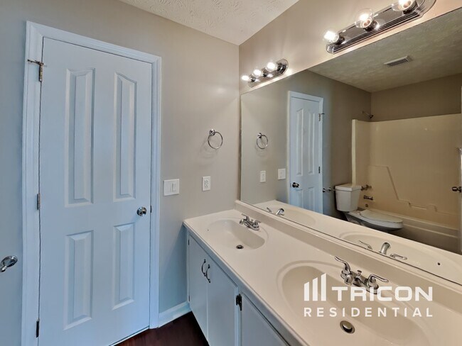 Building Photo - 1526 Amberwood Cir