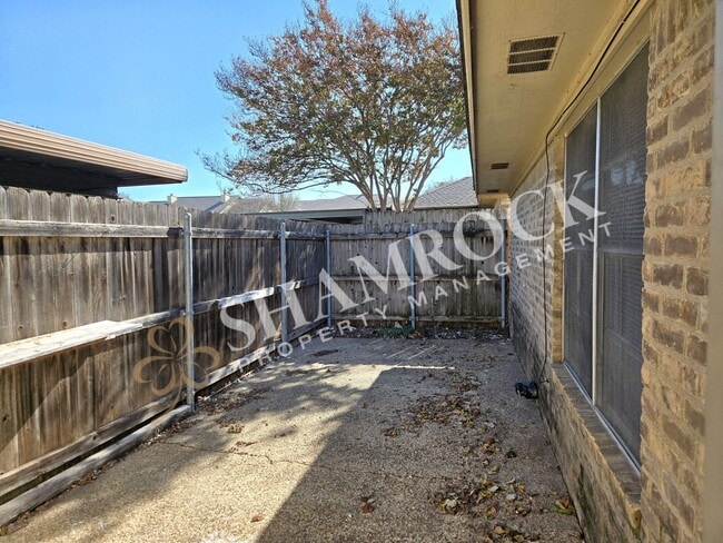 Building Photo - 3/2 Duplex in Waco ISD!