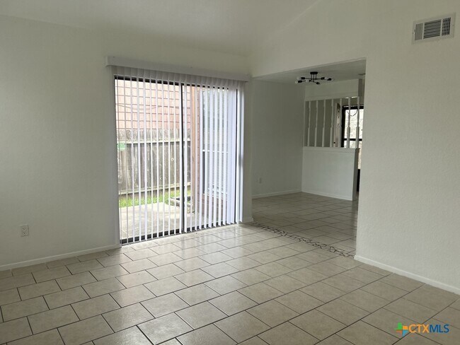 Building Photo - 1218 Westway Cir